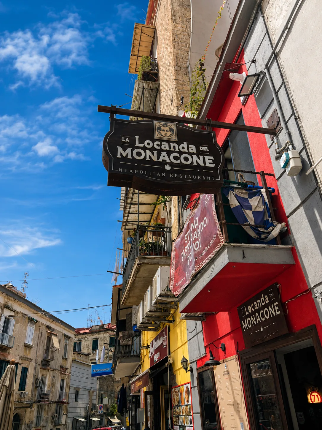 Insegna della Locanda del Monacone nel Rione Sanità