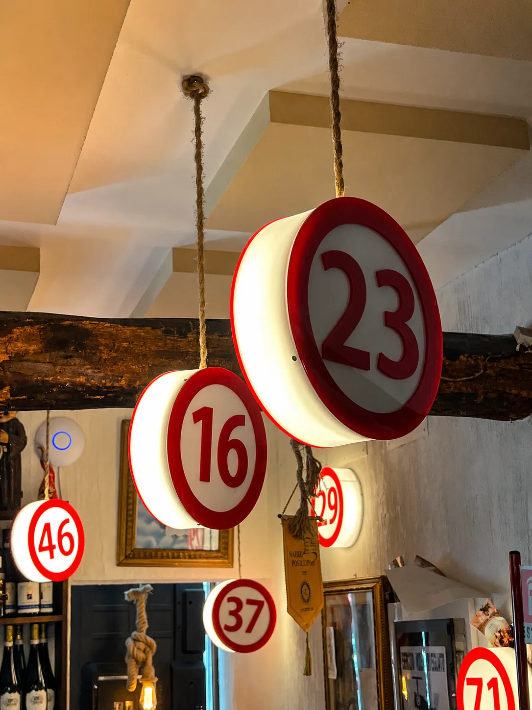 Numeri della tombola napoletana appesi al soffitto della Locanda del Monacone
