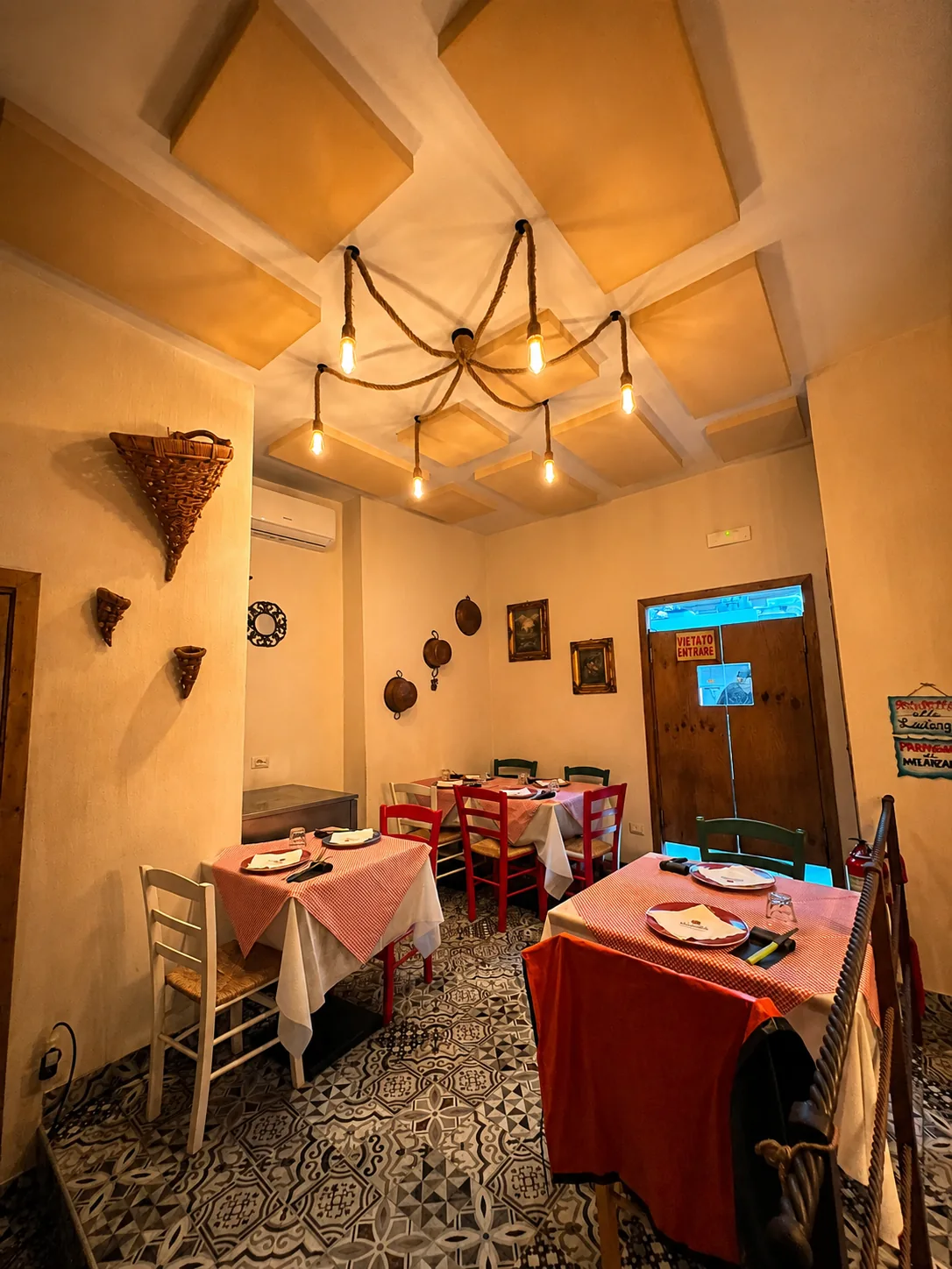 Sala superiore della Locanda del Monacone con tavoli e arredi tradizionali