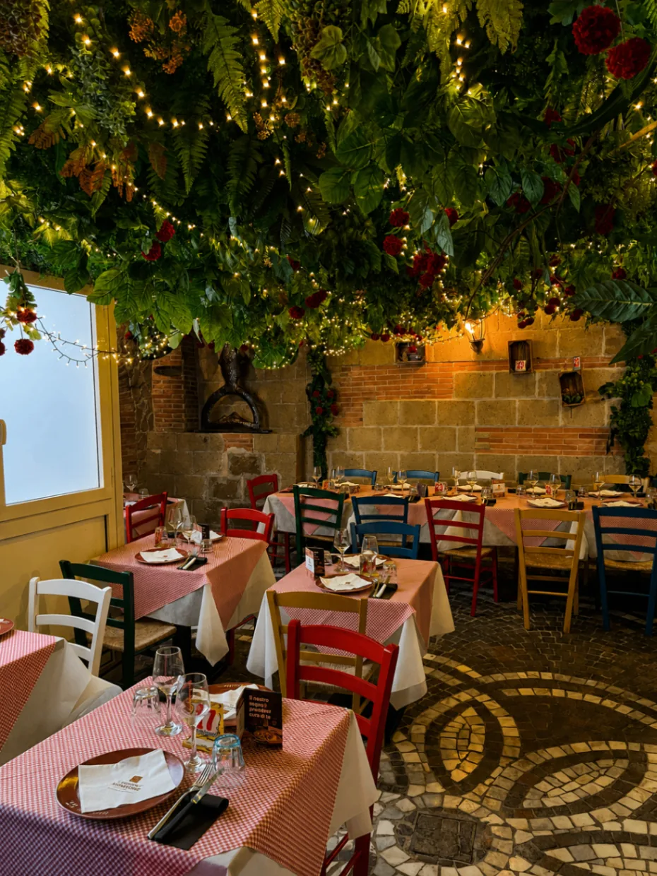 Dettaglio della sala con copertura verde e luci soffuse alla Locanda del Monacone