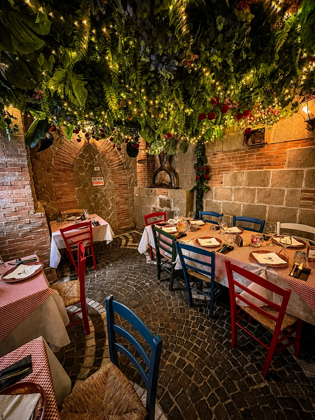 Sala principale della Locanda del Monacone con tavoli apparecchiati